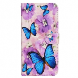 Fodral För iPhone 16 Blå Fjärilar Och Lila Blommor Med Rem